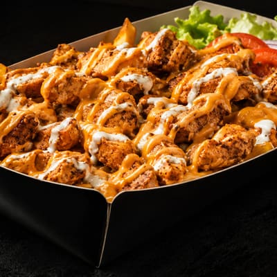 Box garnie de poulet croustillant, frites et sauces