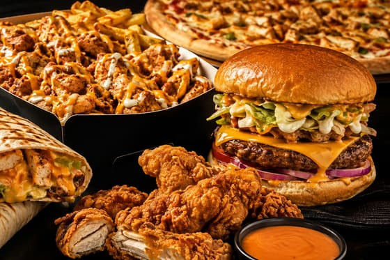 Pizza, burger et poulet croustillant réunis sur un même plateau