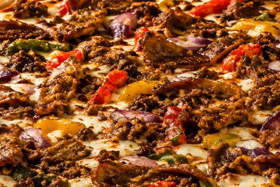 Gros plan sur la garniture d'une pizza