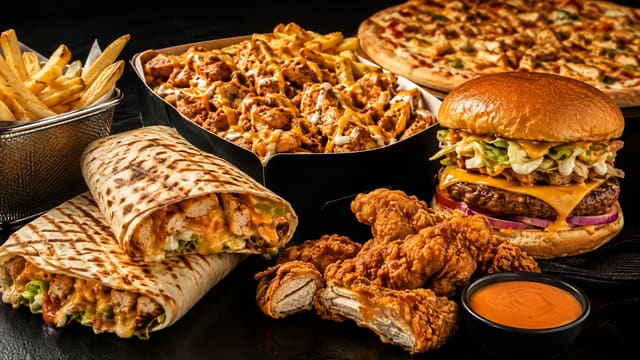 Assortiment Day Night Factory : galettes de tacos grillées, burger, box de poulet, pizza, frites maison et poulet croustillant